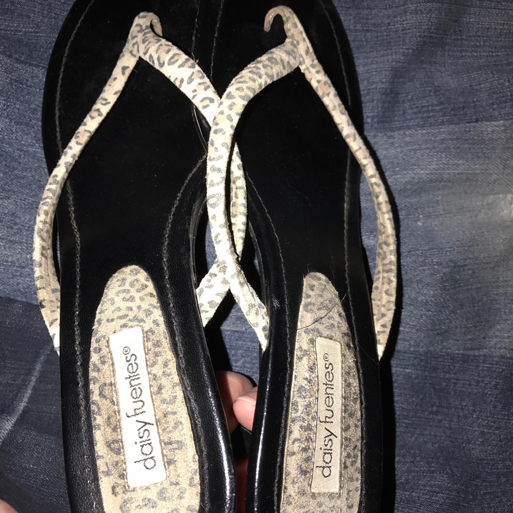 Daisy Fuentes kitten heels in leopard print